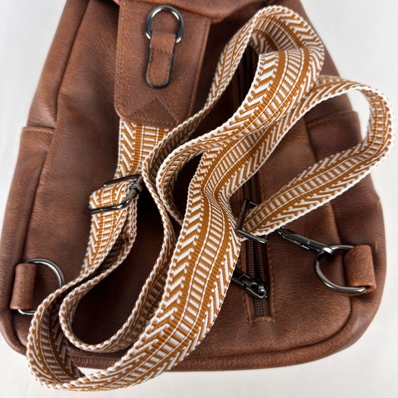 NWT Women’s Stylish Brown Vegan Leather Crossbody Bag - Picture 8 of 11